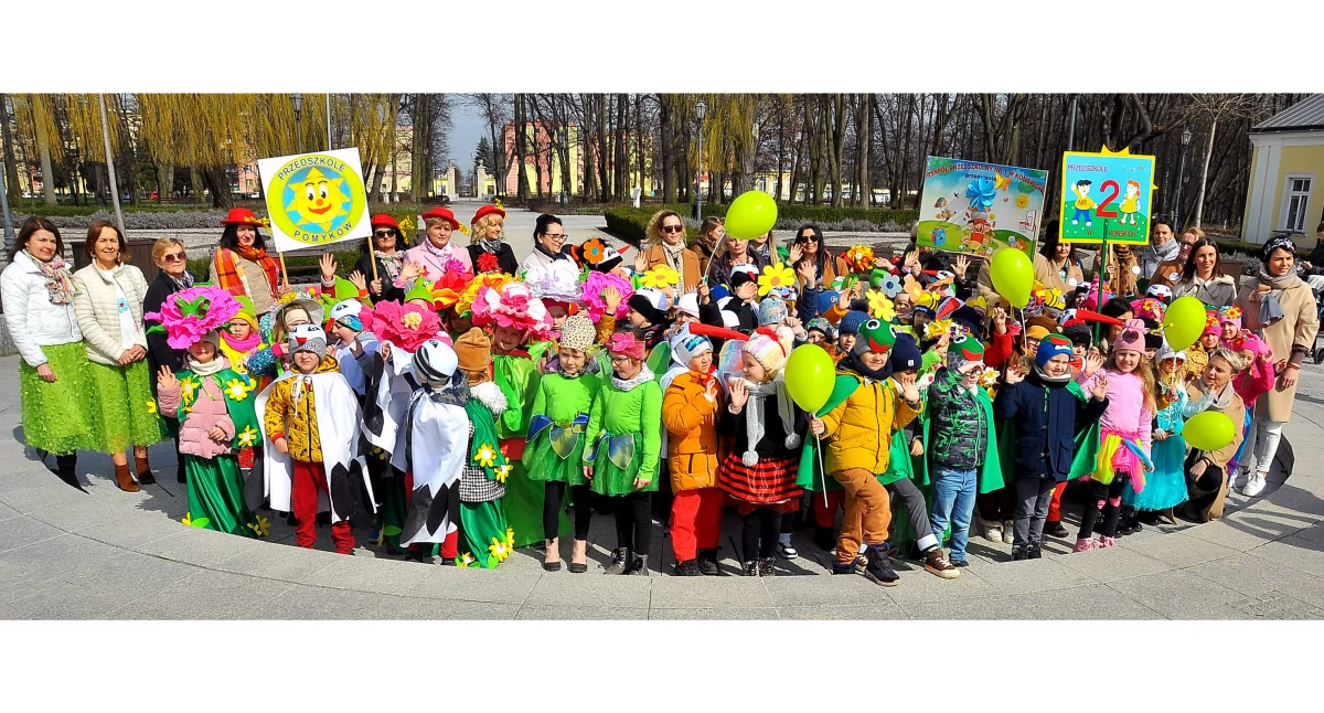 Zdjęcie przedszkolaków i ich opiekunów po powitaniu wiosny