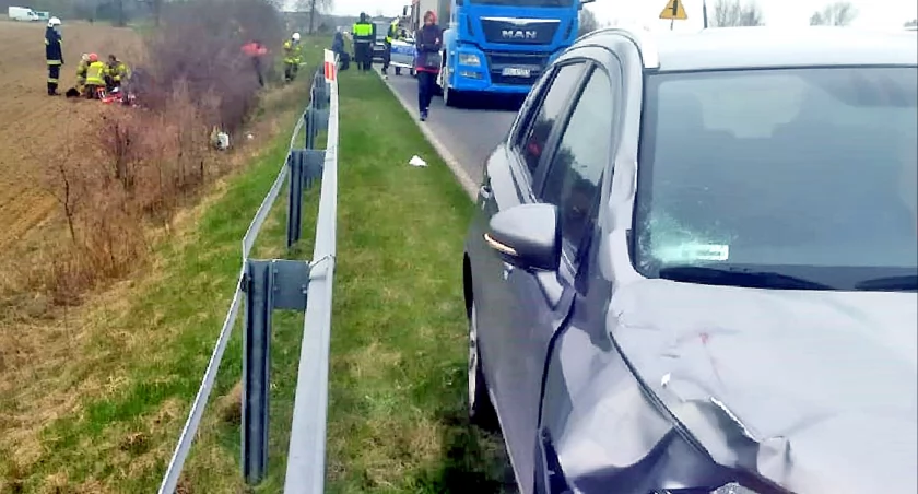 Zdjęcie: u góry po lewej stronie zastęp strażaków udziela pomocy poszkodowanej. Na dole po prawej suzuki, który potrącił 73-latkę