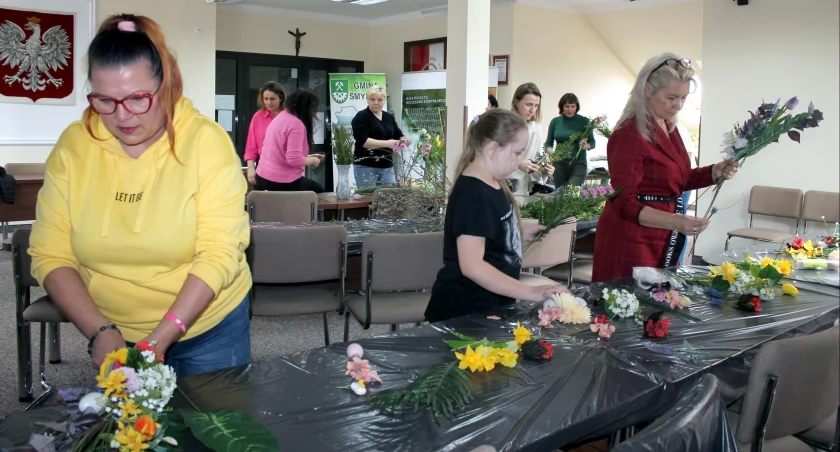 Zdjęcie ze świątecznych warsztatów tworzenia palm wielkanocnych w Smykowie