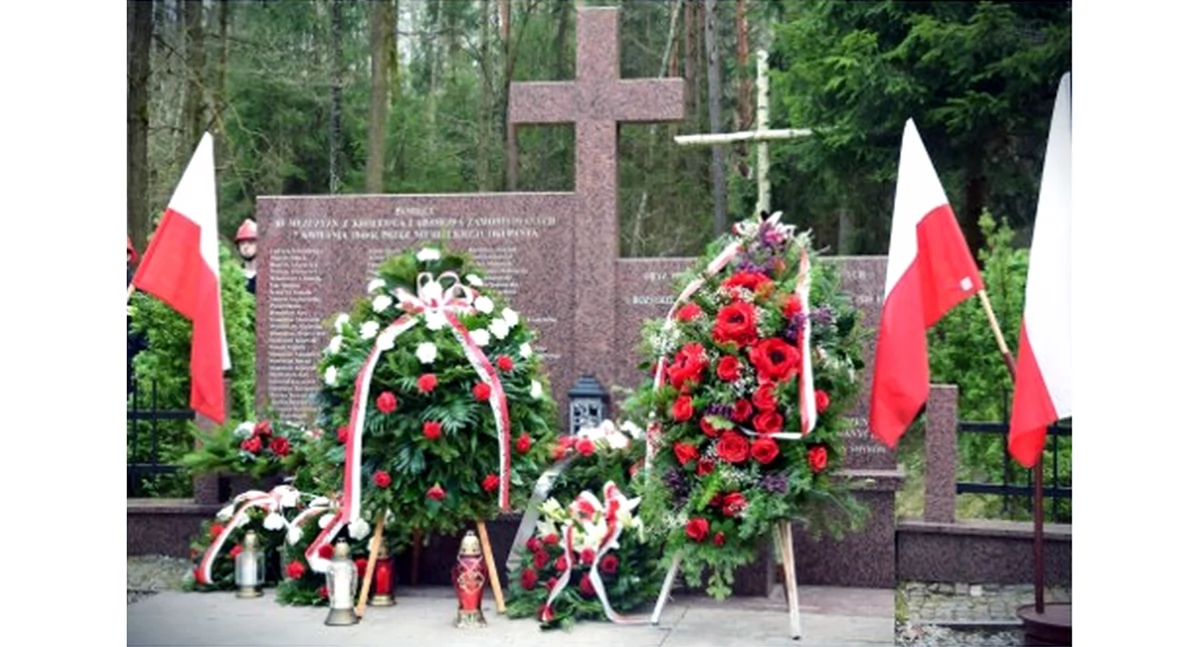 Zdjęcie pomnika w smykowskim lesie 