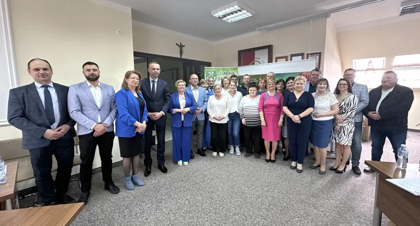 Pamiątkowe zdjęcie radnych i władz gminy z ostatniej sesji kadencji 2018-2024 