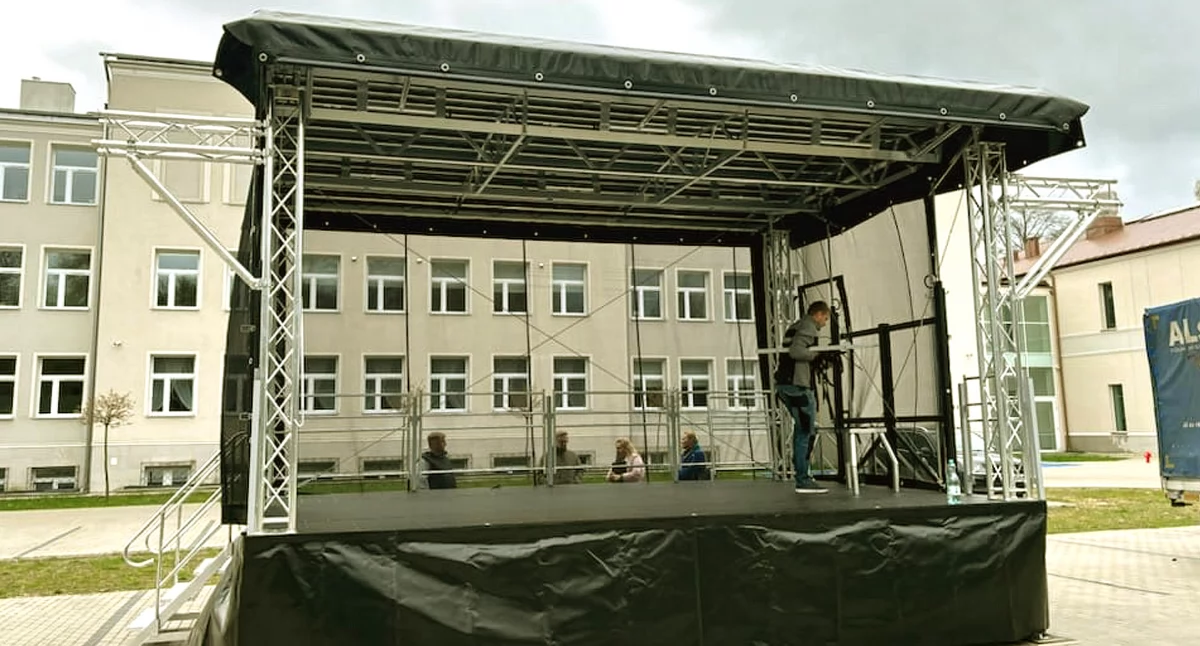 Zdjęcie nowej sceny mobilnej przed Koneckim Centrum Kultury