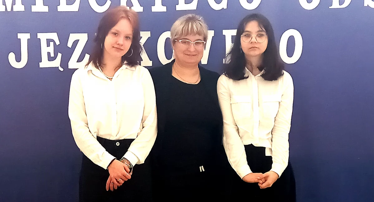 Zdjęcie laureatek (Anastazja Karbownik z lewej i Gabriela Trawińska z prawej)) z opiekunką Katarzyną Kuletą