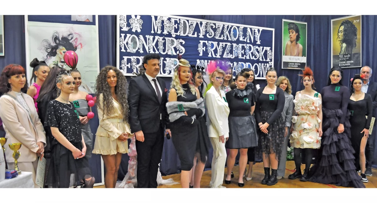 Zdjęcie uczestników konkursu z jurorami