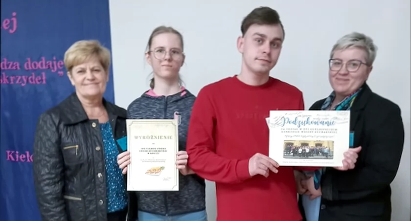 Zdjęcie wyróżnionych kucharzy z SOSW Barycz z opiekunkami