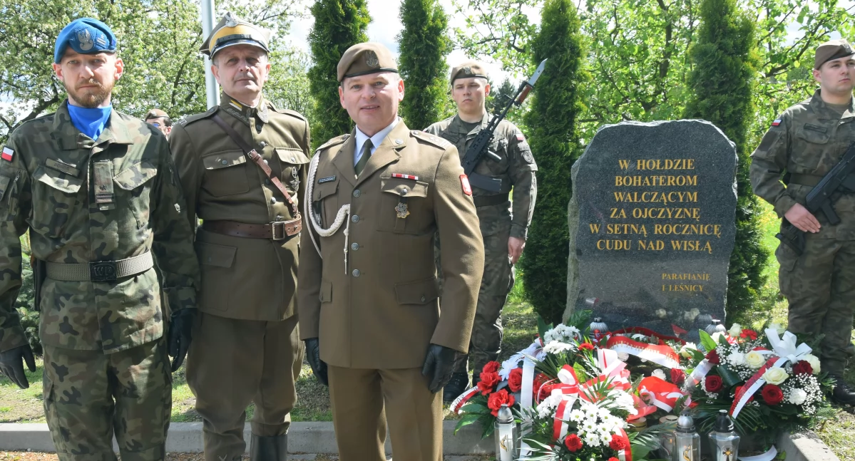 Zdjęcie organizatorów patriotycznej imprezy, lekcji historii o Hubalu pod pomnikiem w Lipie