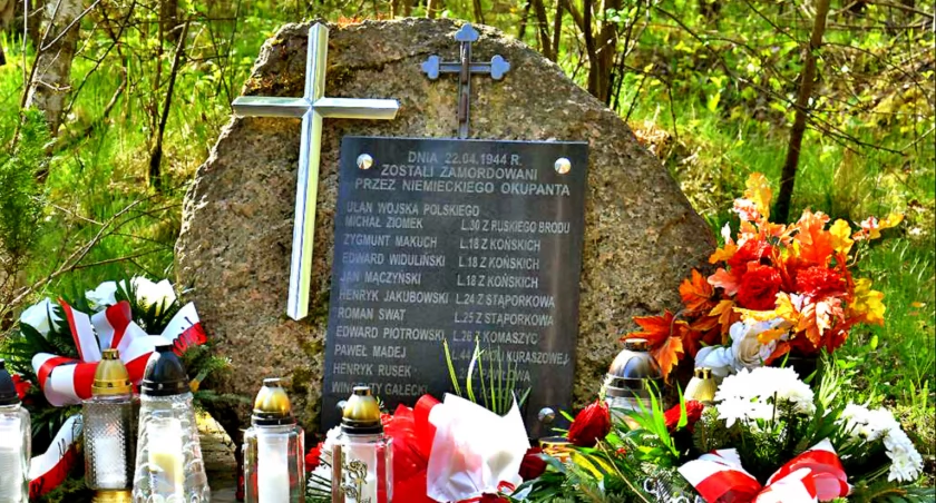 Zdjęcie przedstawia obelisk w lesie Młynka Nieświńskiego