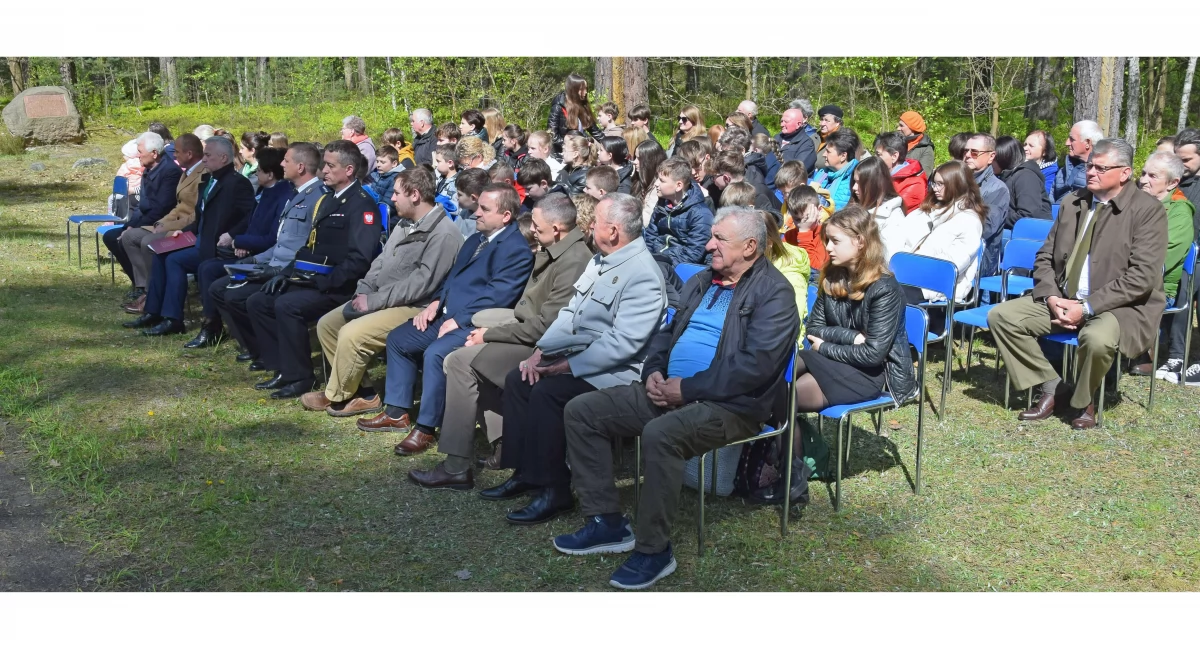 Zdjęcie z mszy świętej, w której uczestniczyli ludzie z okolicznych miejscowości