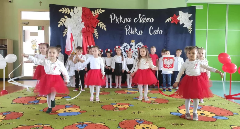 Zdjęcie przedszkolaków ze Smykowa z przepięknej akademii poświęconej Konstytucji 3 Maja