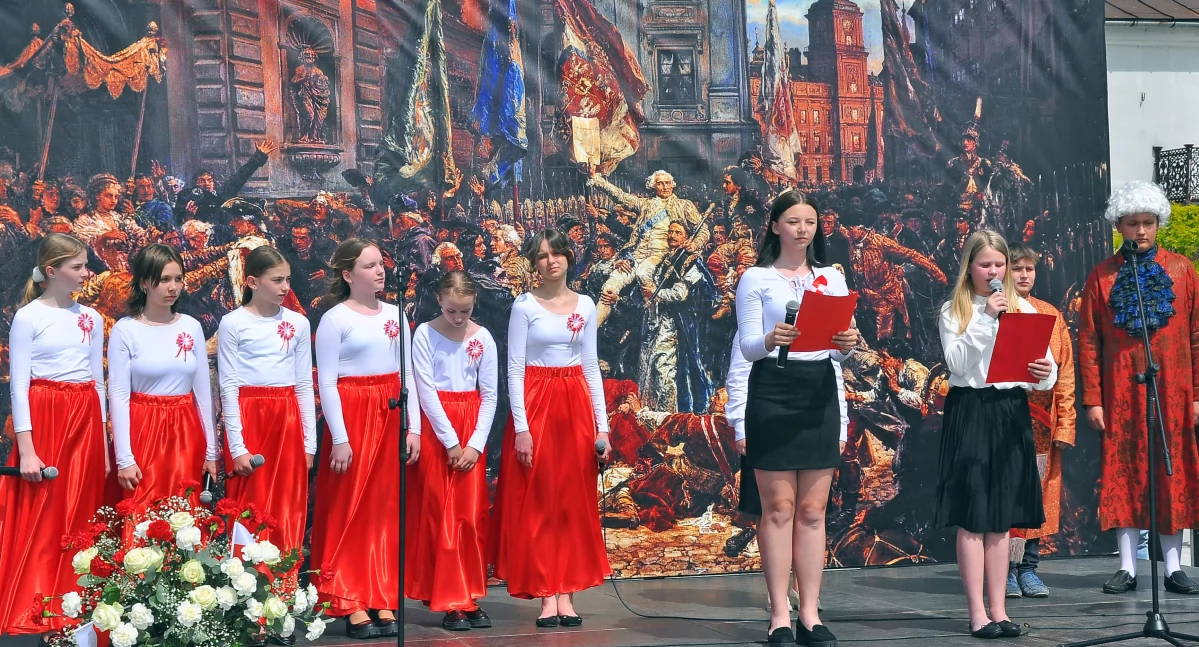 Zdjęcie uczniów z Modliszewic, którzy przedstawili przedstawili program o Konstytucji 3 Maja