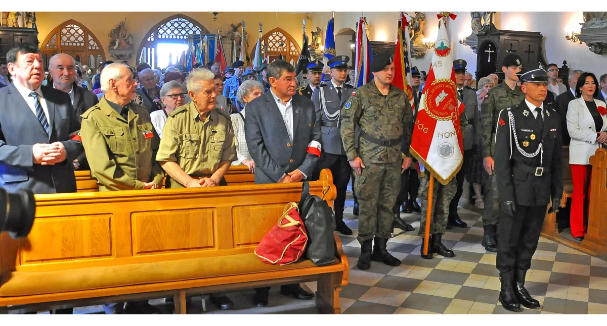 Zdjęcie członków ŚZŻAK z kpt. Zdzisławem Kowalskim oraz sztandary w szyku