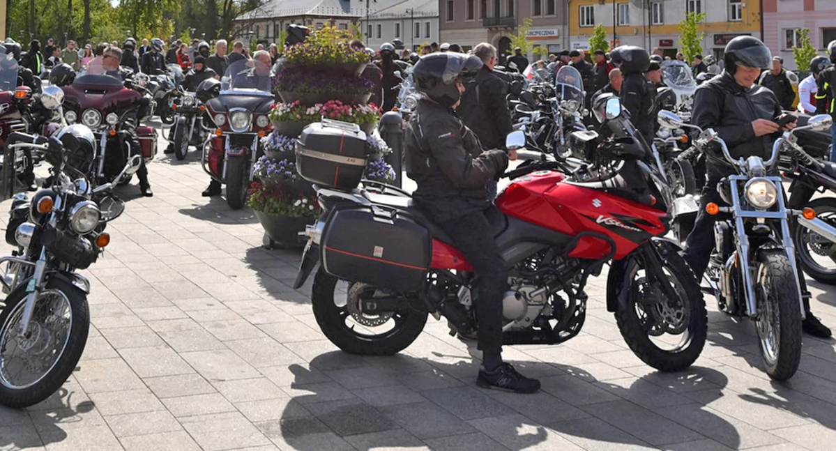 Zdjęcie Placu Kościuszki w Końśkich zastawionego motocyklami