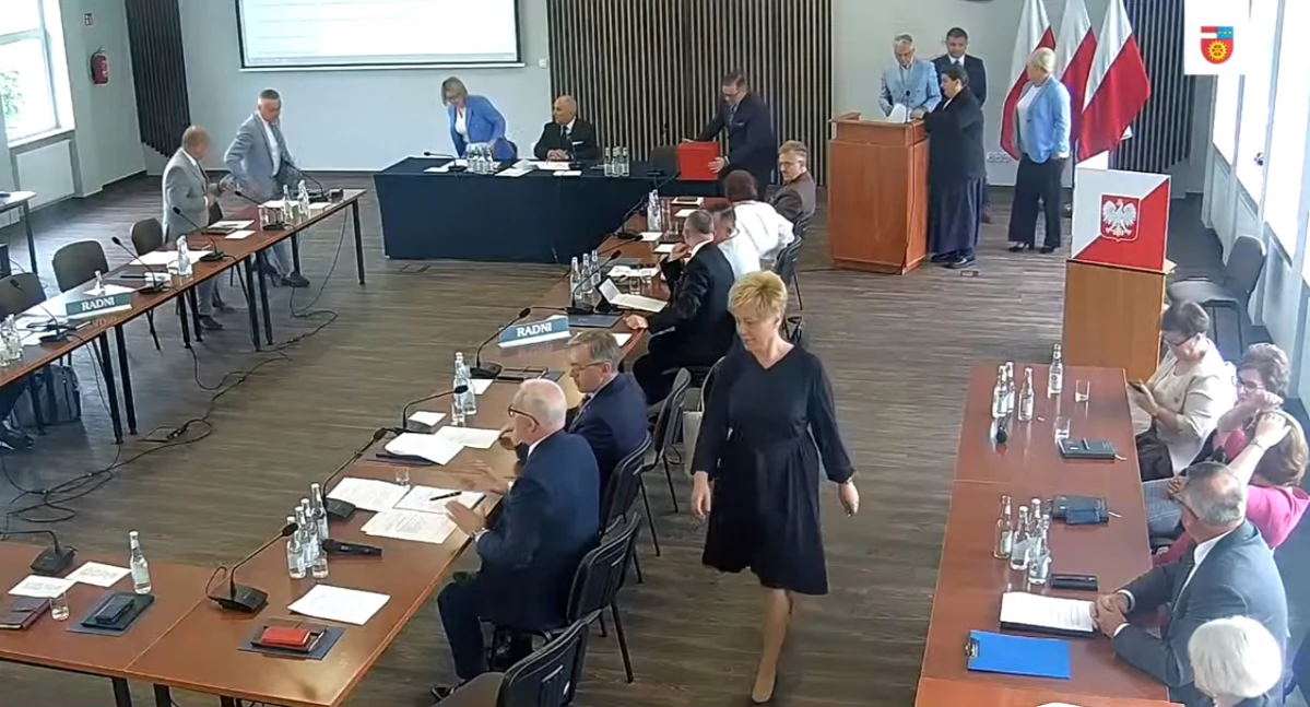 Zdjęcie z głosowania w Radzie Powiatu Koneckiego