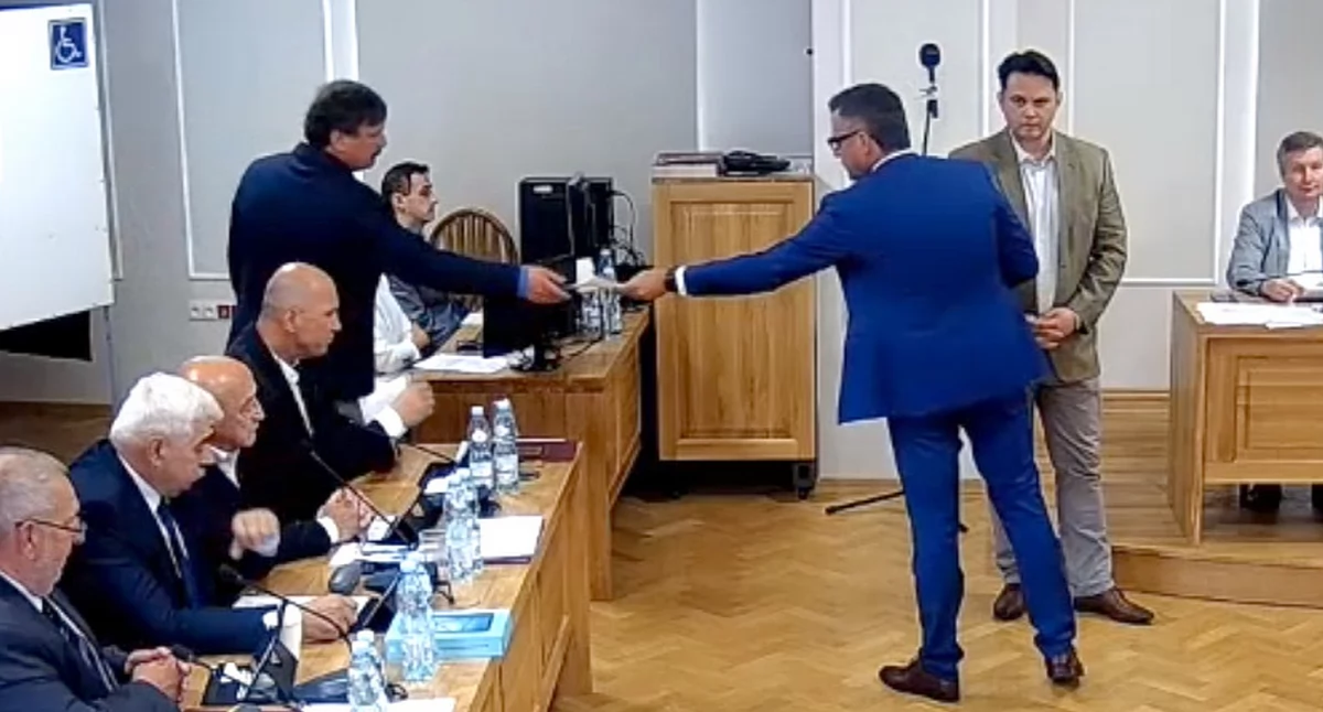 Przewodniczącym rady pozostał Piotr Słoka ( stoiz lewej)