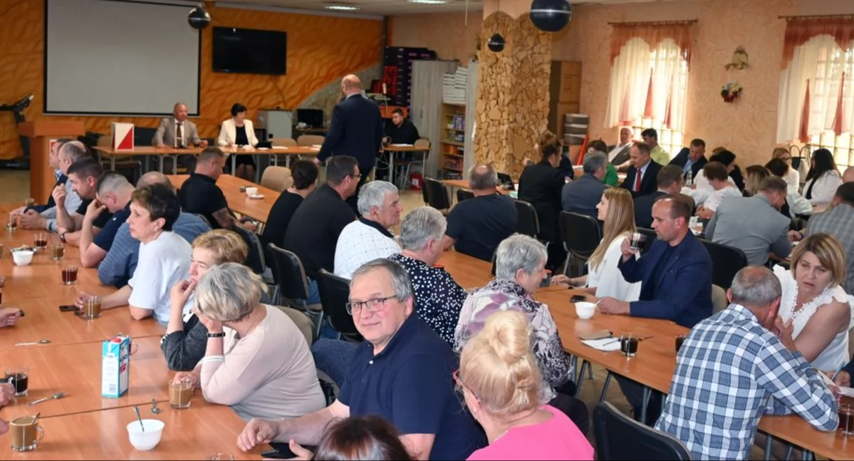 Zdjęcie z pierwszej sesji Rady Miasta i Gminy w Radoszycach