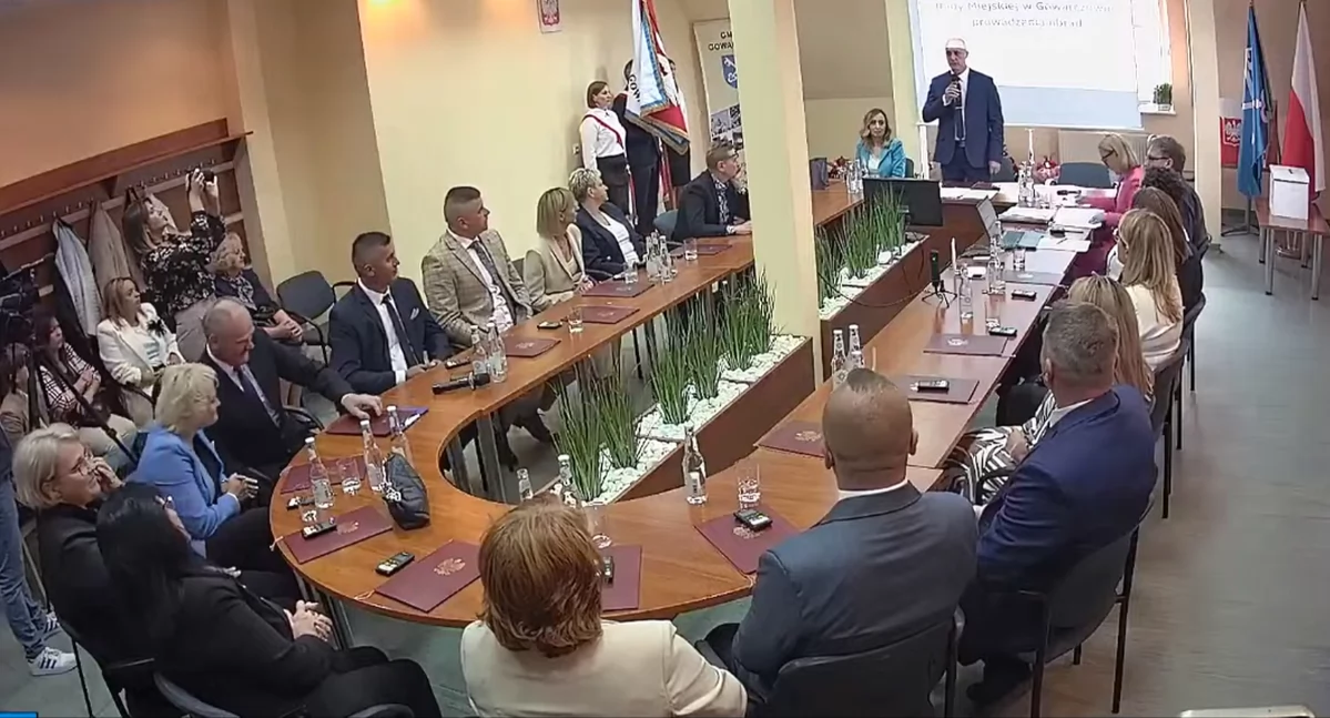 Zdjęcie z I sesji Rady Miejskiej w Gowarczowie
