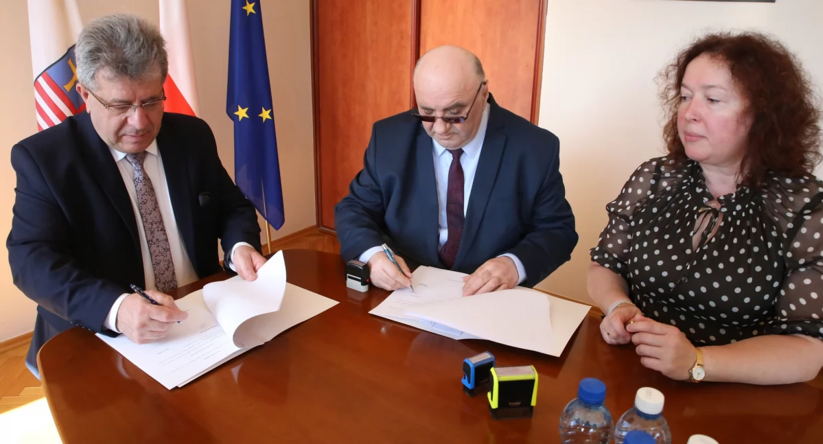 Zdjęcie z podpisania umowy wojewody Józefa Bryka z wójtem Fałkowa Henrykiem Koniecznym i sekretarz Anną Wajnberger
