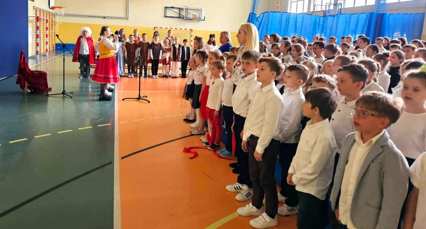 Zdjęcie z uroczystości w SP w Królewcu - rozpoczęli od hymnu państwowego