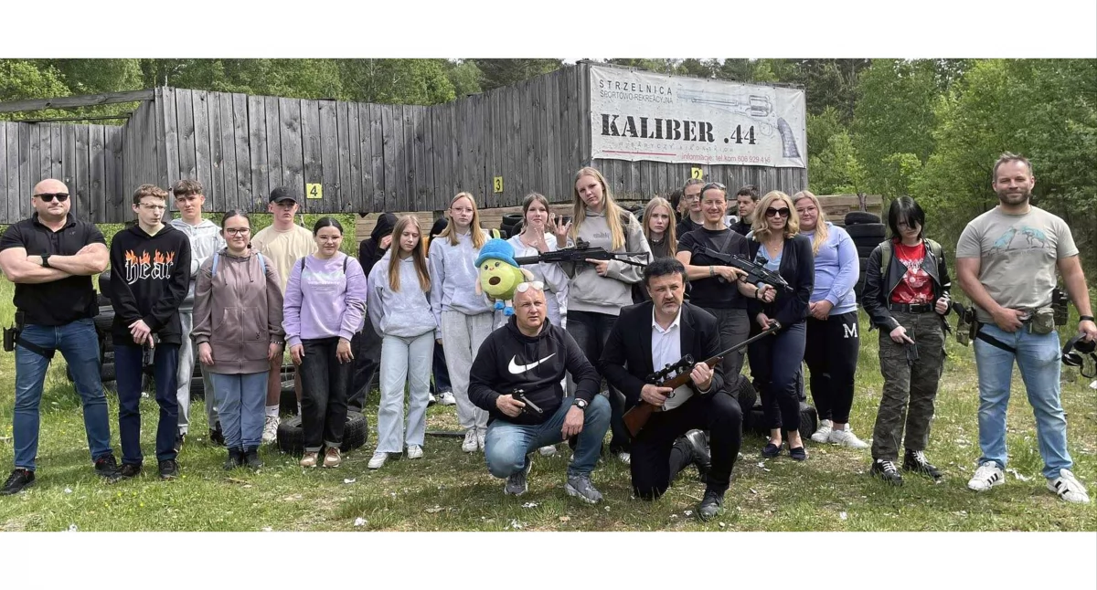 Zdjęcie uczniów na strzelnicy Kaliber w podkoneckiej Baryczy