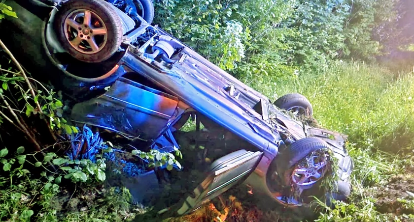 Zdjęcie audi, kóre spadło z drogi i wylądowało na dachu