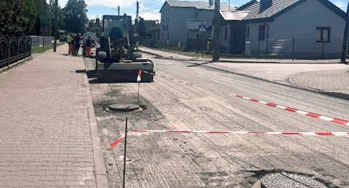 Zdjęcie remontowanej ulicy 1 Maja w Stąporkowie