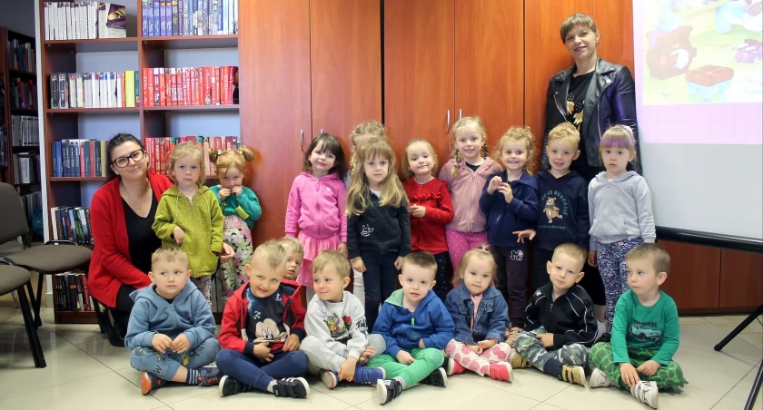 Zdjęcie przedszkolaków w Gminnej Bibliotece Publicznej w Smykowie