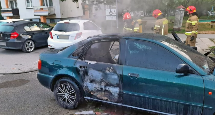Zdjęcie strażaków JRG, którzy ugasili pożar audi