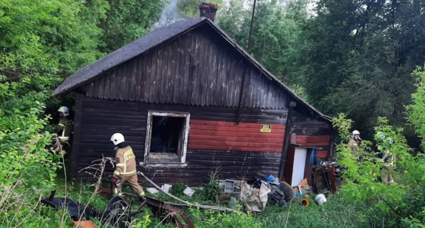 Zdjęcie strażaków, którzy gaszą dom przy ul. Nieborowskiej w Stąporkowie
