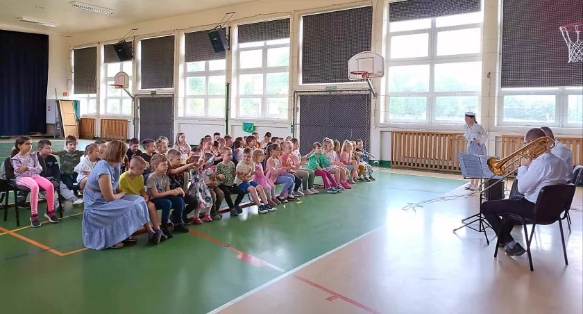 Zdjęcie uczniów i przedszkolaków ZPO w Rogowie podczas koncertu filharmoników