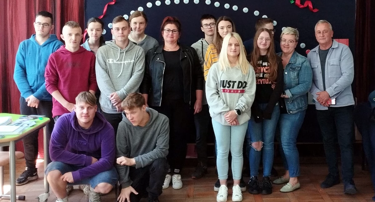 Zdjęcie uczestników wyjazdu do Lizbony z dyrektorem Janem Słuszniakiem