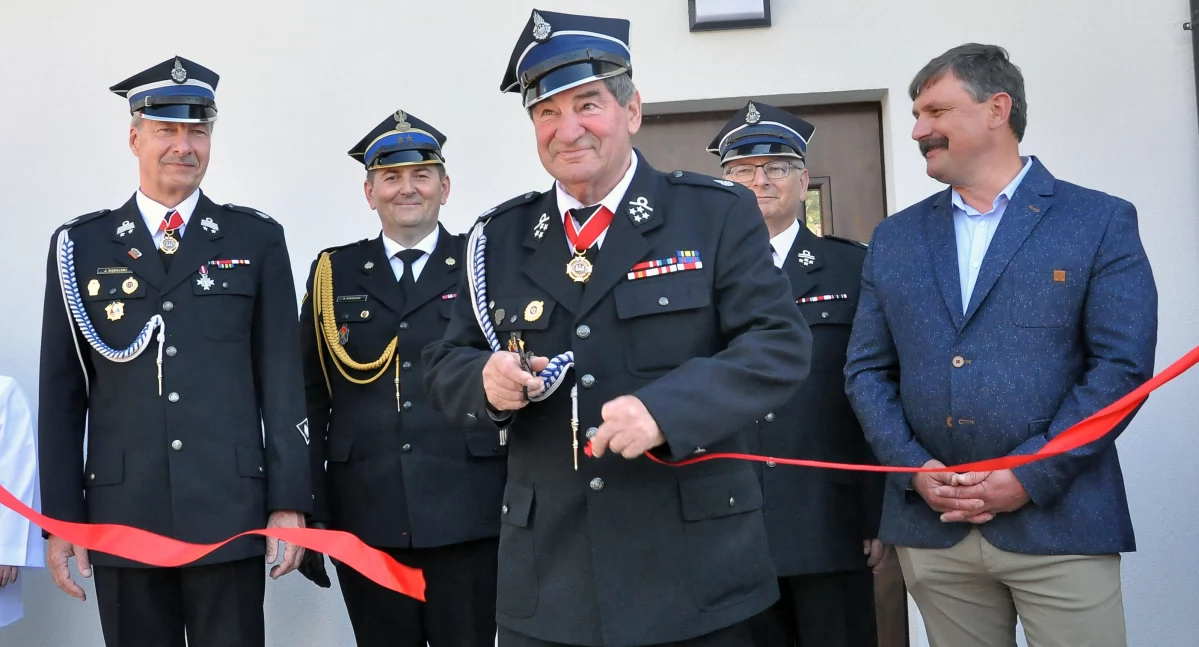 Zdjęcie: Ostatni wstęgę otwierająca strażnicę przeciął dh Lucjan Górecki