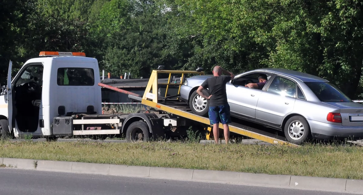 Zdjęcie jednego z samochodów, który po kolizji na skrzyżowaniu odjedzie lawetą