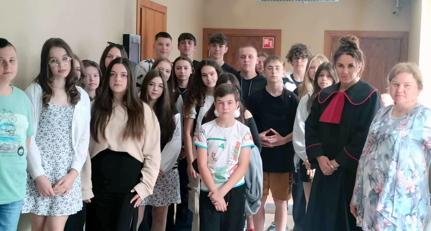 Zdjęcie młodzieży ze szkoły w Miedzierzy w koneckim sądzie