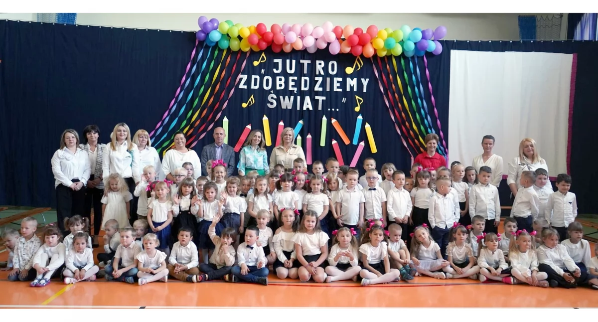 Pamiątkowe zdjęcie z uroczystości
