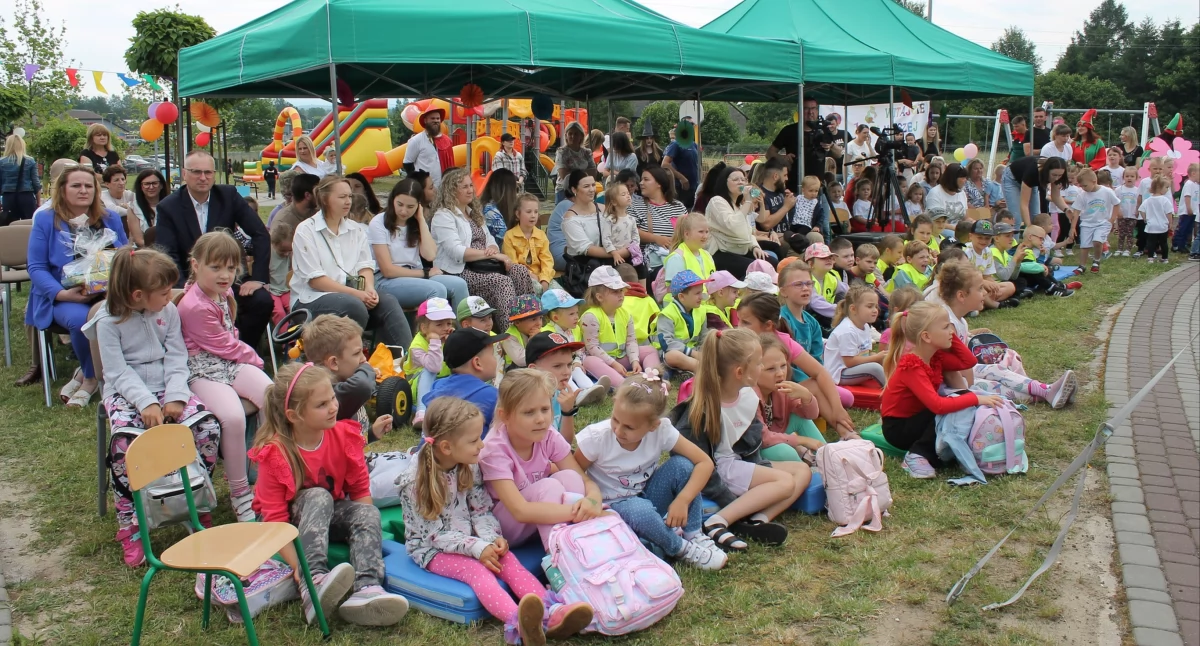 Zdjęcie z festynu w przedszkolu w Smykowie, gdzie bawiły się całe rodziny