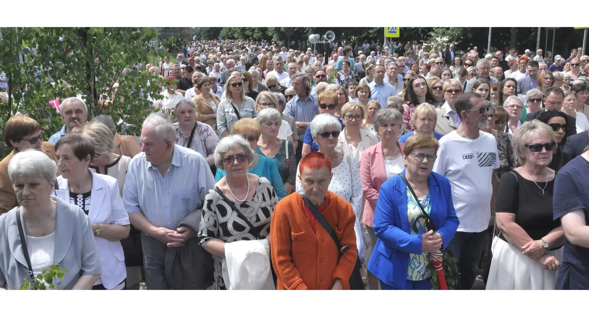 Zdjcie nieprzebranego tłumu wiernych towarzyszących Chrystusowi, który zaglądał do domów