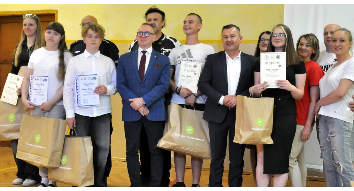 Zdjęcie nagrodzonych i organizatorów konkursów wraz z gośćmi