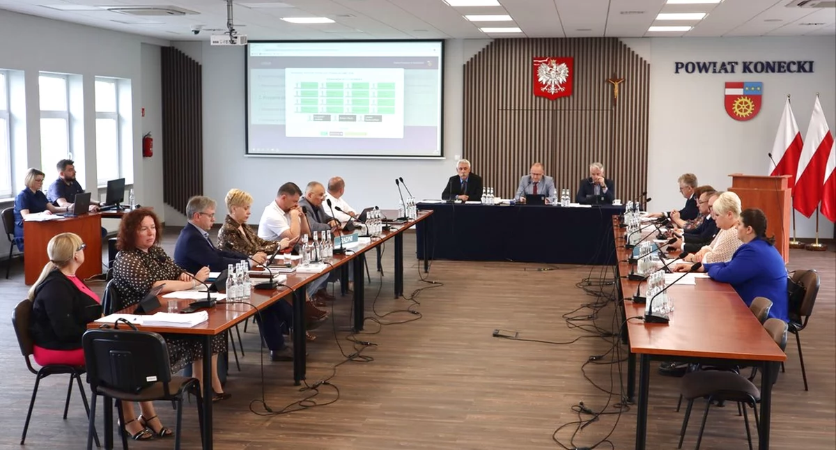 Zdjęcie z II sesji Rady Powiatu Koneckiego
