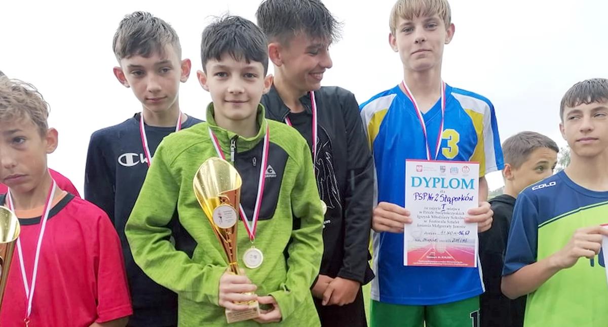 Zdjęcie zwycięskiej sztafety chłopców PSP nr 2 w Stąporkowie na dystansie 4x100 m