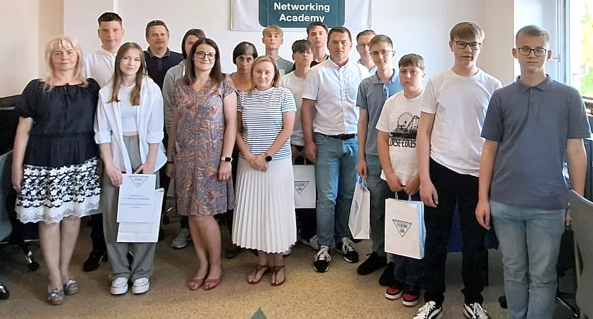 Zdjęcie uczestników finału konkursu informatycznego z organizatorami