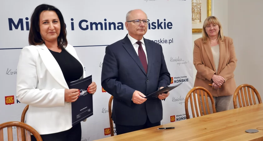 Zdjęcie z podpisania umowy
