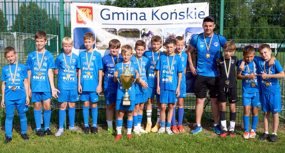 Zdjęcie zwycięskiej drużyny AP Końskie U11 z trenerem Łukaszem Herdą