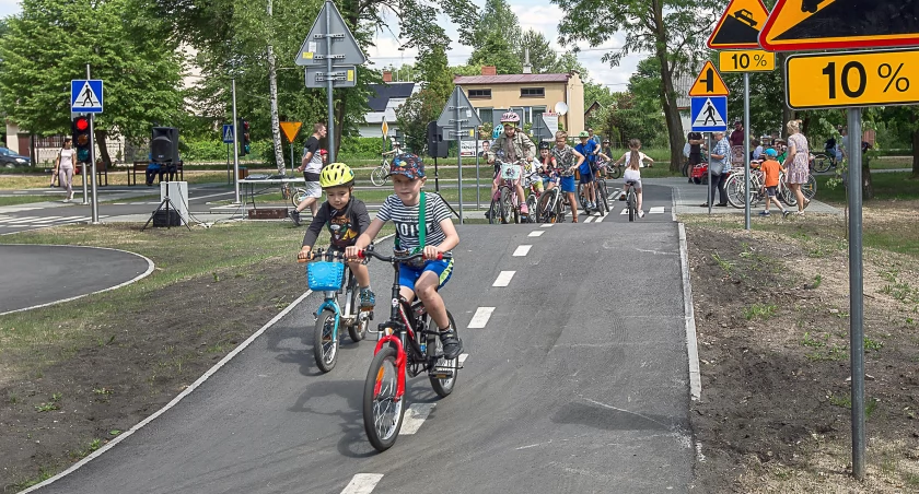 Zdjęcie najmłodszych rowerzystów, którzy testują uliczki miasteczka