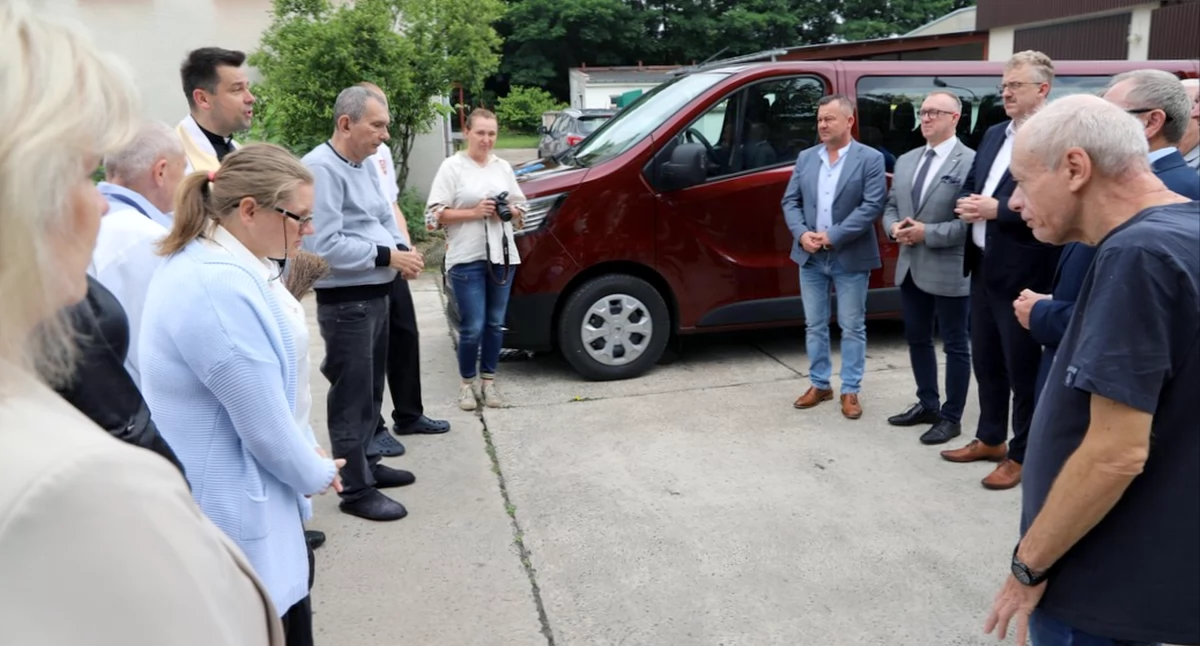 Zdjęcie z uroczystego przekazania i poświęcenia nowego busa dla DPS w Końskich
