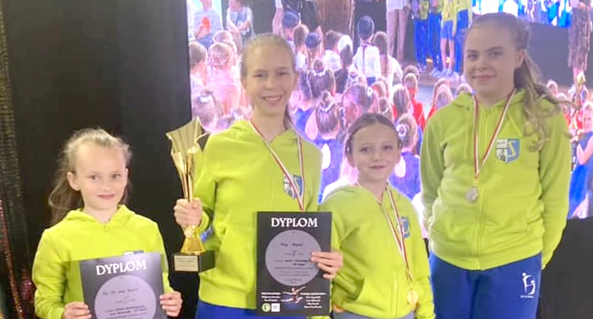 Zdjęcie tancerek z Fit and Dance Stąporków z trofeami wywalczonymi w Tarczynie