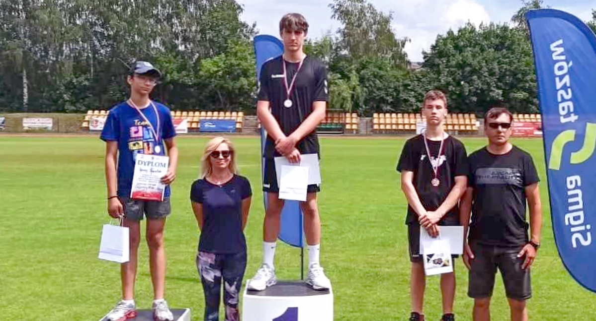 Zdjęcie Patryka Jachimowskiego na najwyższym stopniu podium zawodów w Staszowie
