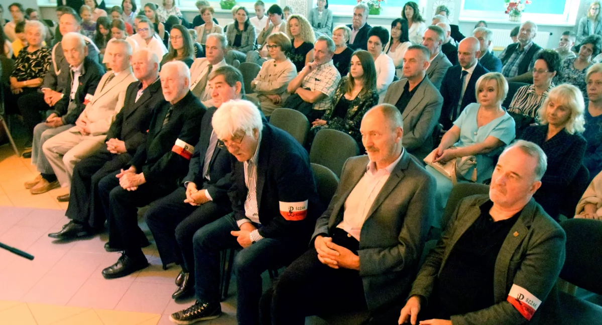 Zdjęcie gości uroczystości w auli szkoły podczas programu artystycznego
