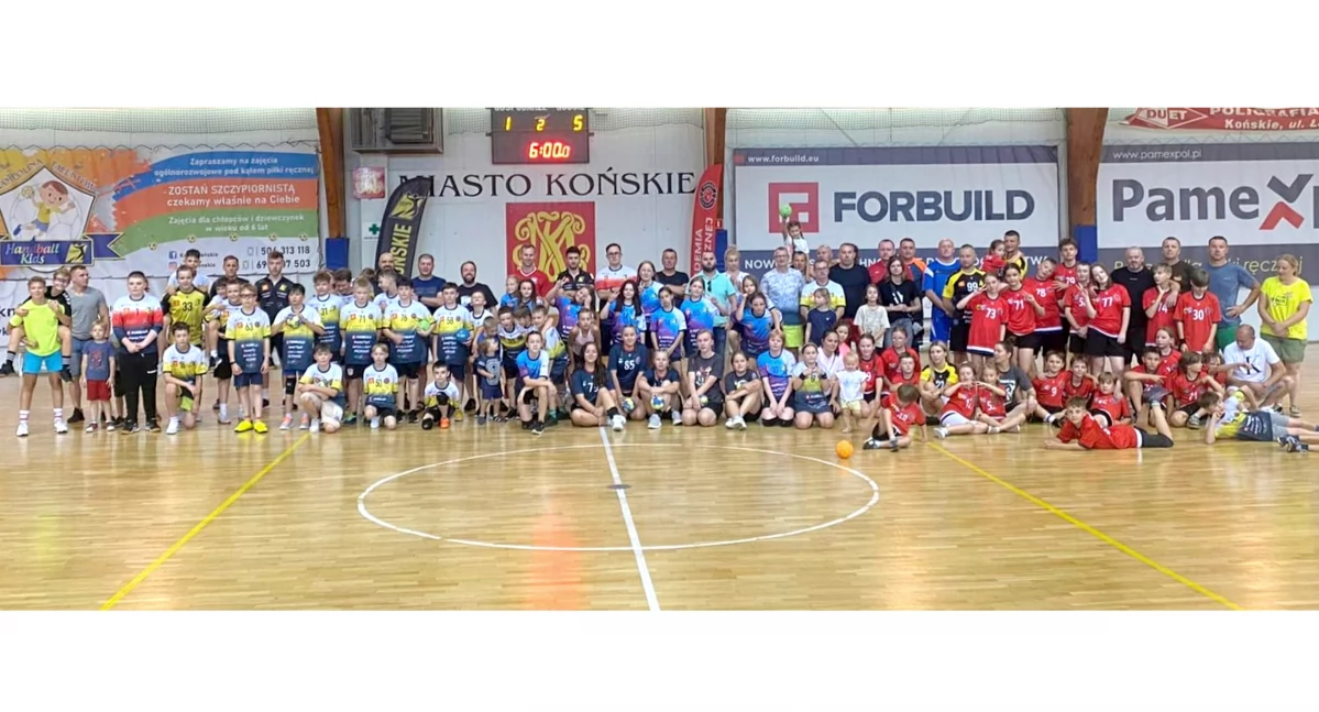 Pamiątkowe zdjęcie uczestników Handballowego Rodzinnego Weekendu z KSSPR Końskie