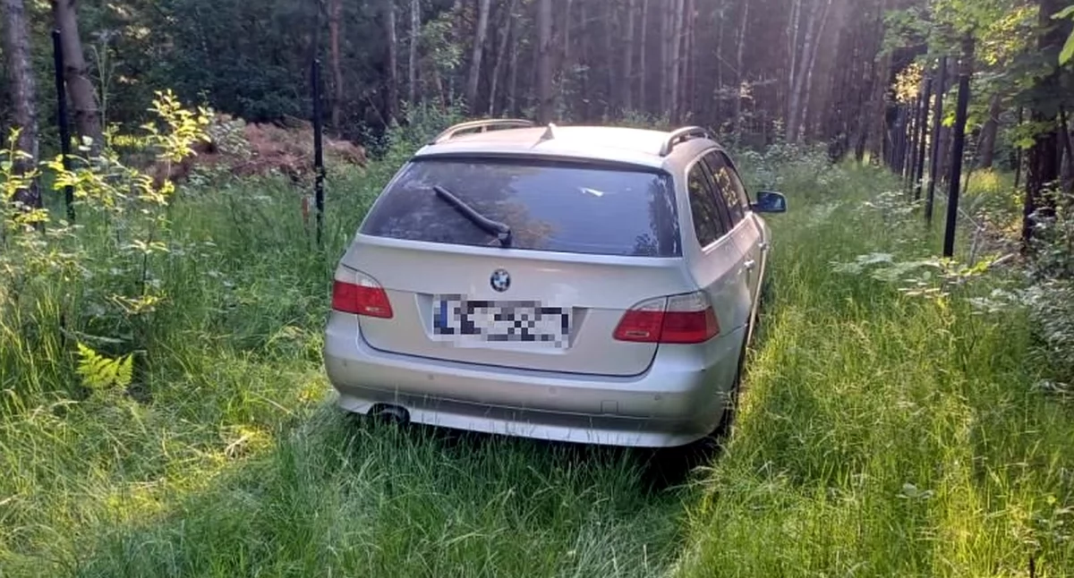 Zdjęcie bmw, którym kierowca uciekał w lesie nieopodal Smykowa