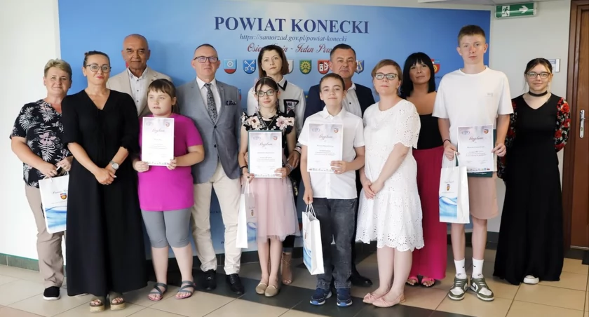 Zdjęcie uczestników konkursu z jury